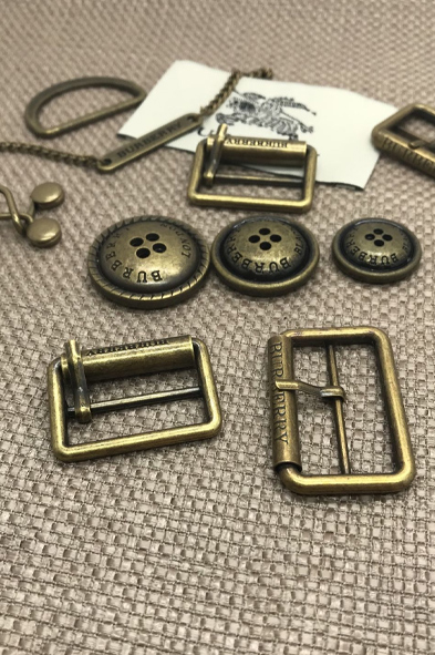 Garnitures en métal pour vêtements